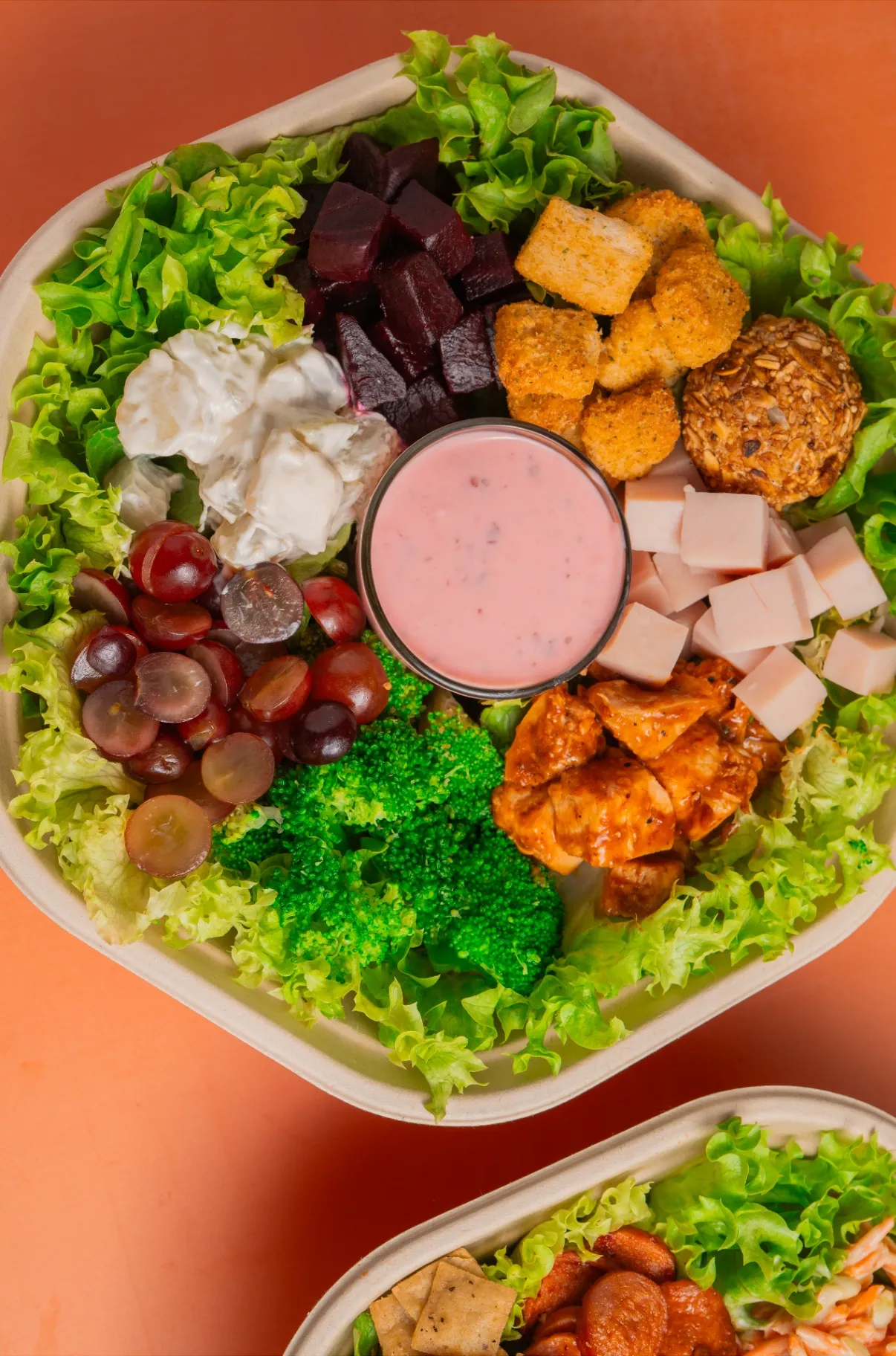 Ensalada diseñada Tasty Greens con verdes, fruta y aderezo de la casa