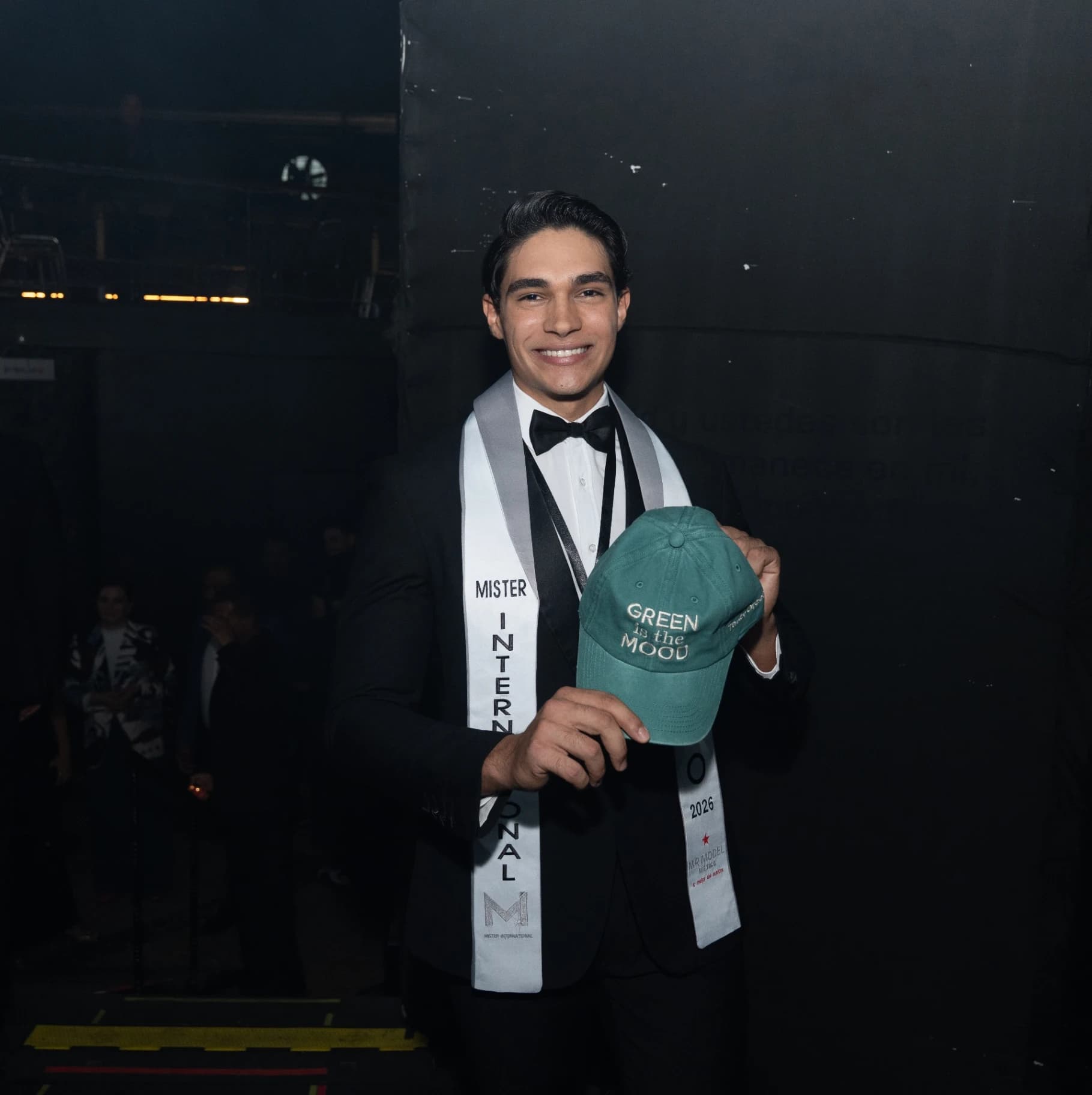 Mister International con la gorra GREEN IS THE MOOD de Tasty Greens