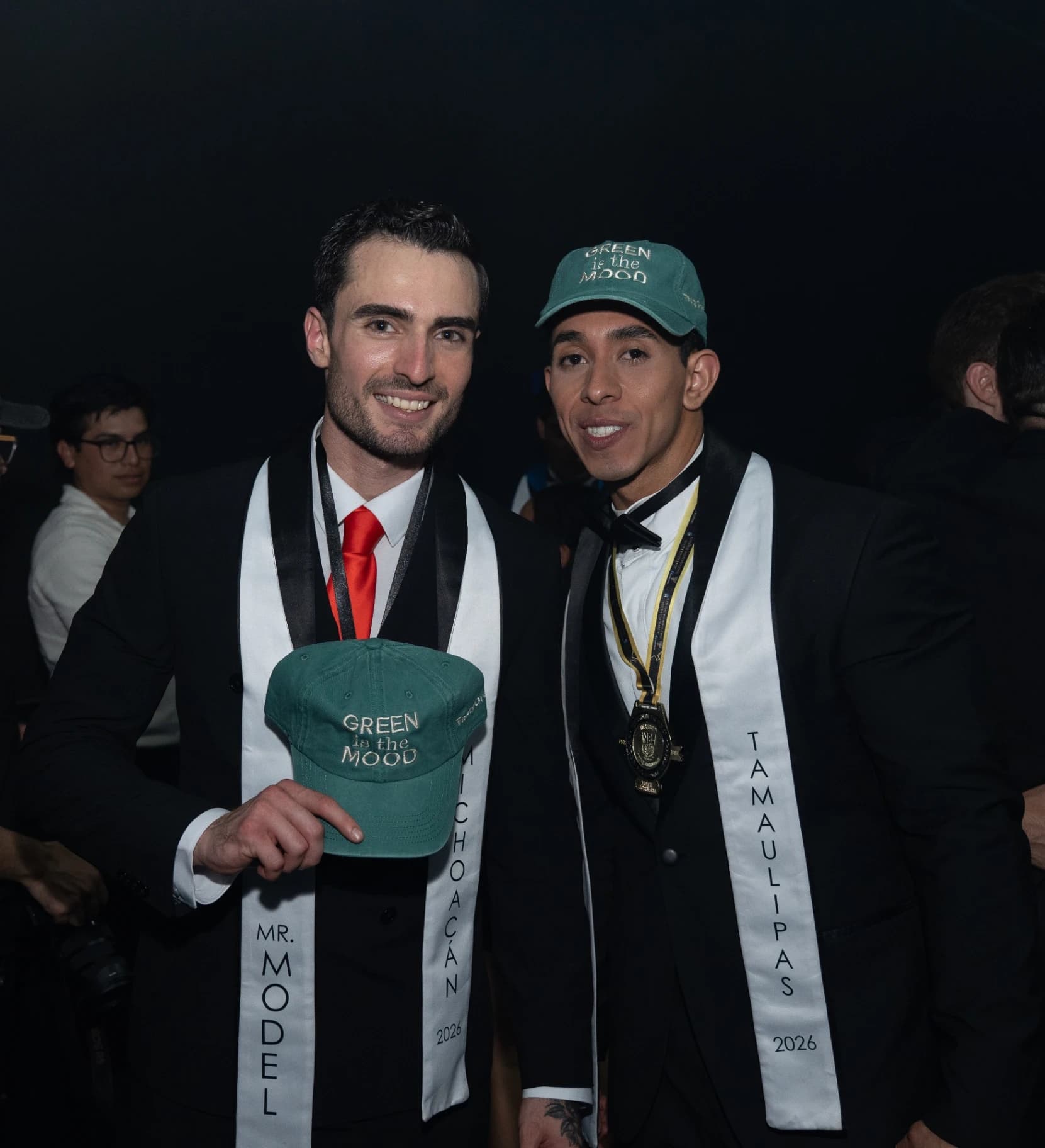 Concursantes de Mr Model con gorras GREEN IS THE MOOD de Tasty Greens