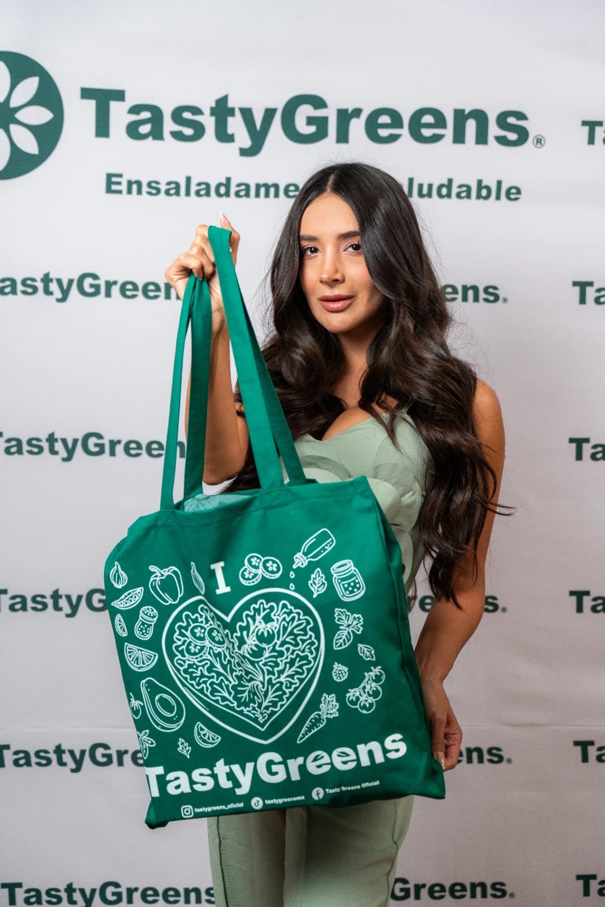 Invitada con la bolsa I love Tasty Greens en la alfombra de Mr Model México