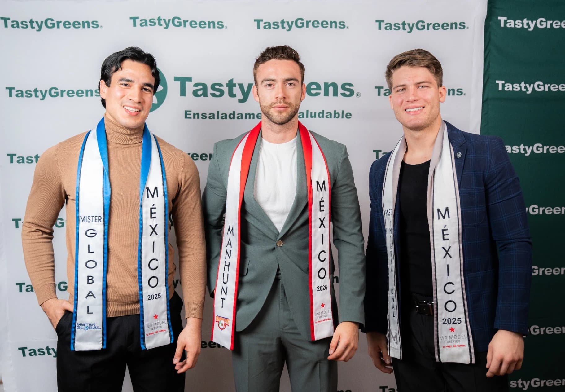 Ganadores de Mister Global, Manhunt y Mr Model México en el backdrop Tasty Greens