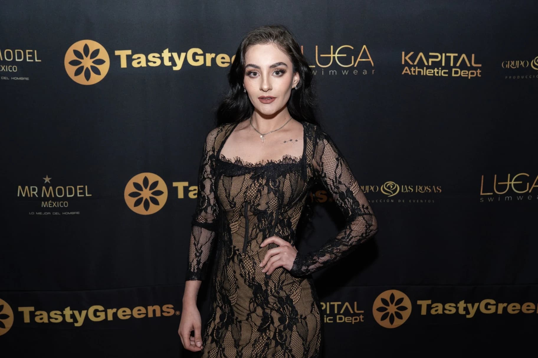 Anfitriona en la alfombra roja de Mr Model México presentada por Tasty Greens