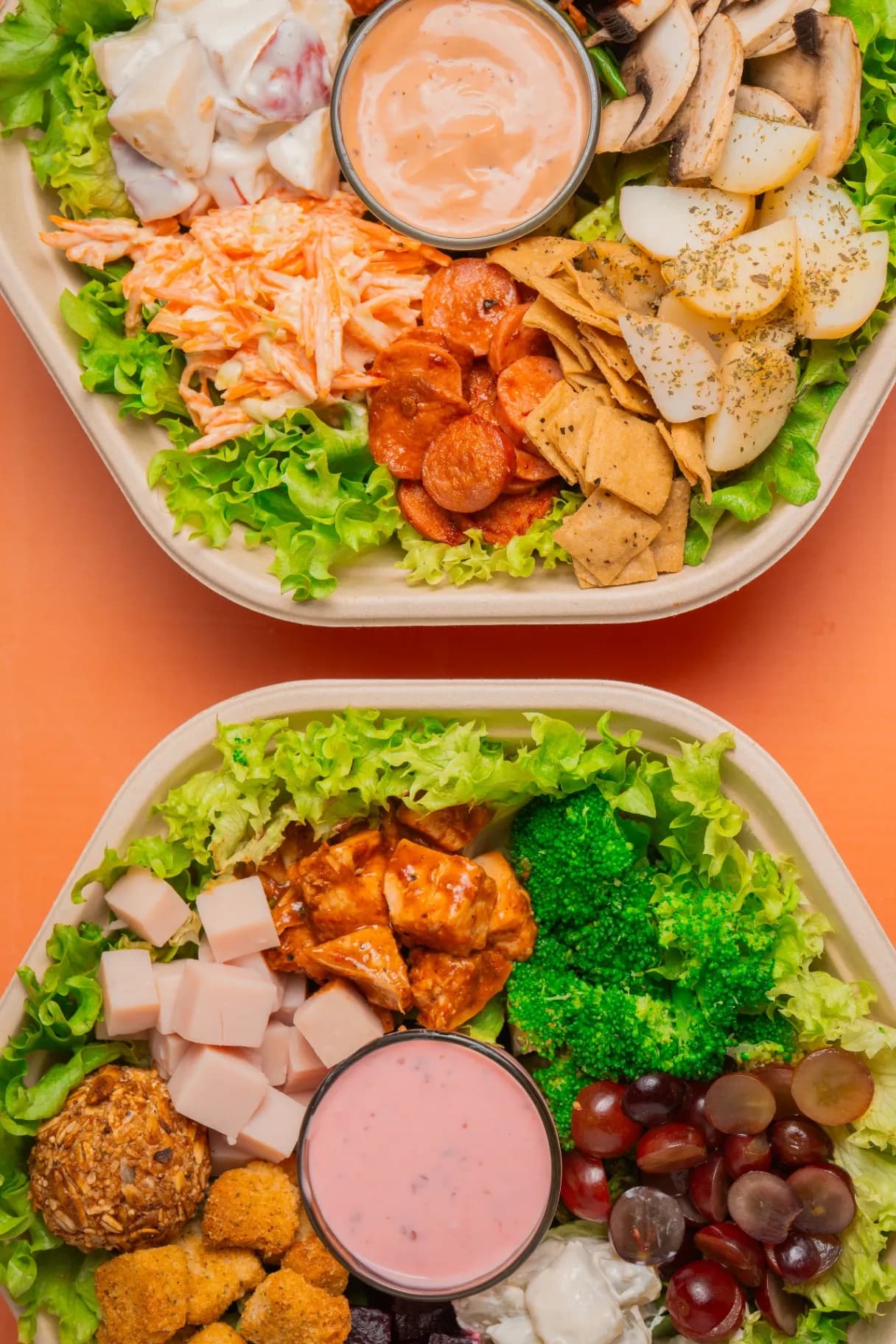 Ensalada Tasty Greens con zanahoria rallada, jamón, pollo búfalo, crotones y brócoli
