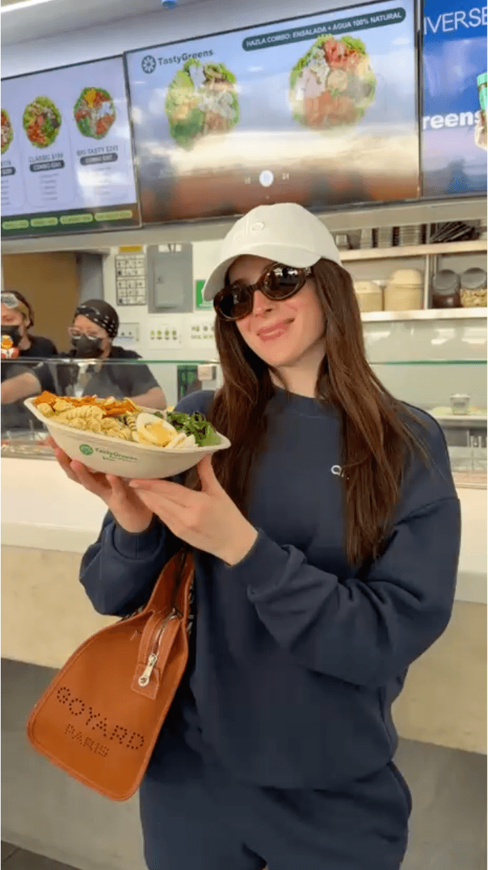 Fátima Bosch, Miss Universe 2025 por México, con una ensalada Tasty Greens recién armada en barra