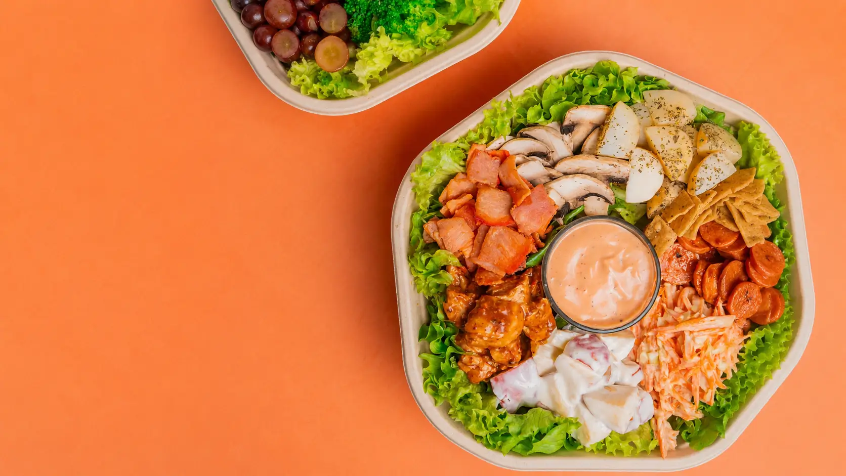 Ensaladas Tasty Greens recién armadas, vistas desde arriba